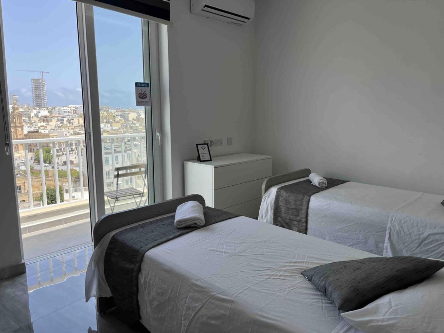 F12 Room 1, Private Room Two Single Beds Shared Bathroom In Shared Flat Msida Exterior foto
