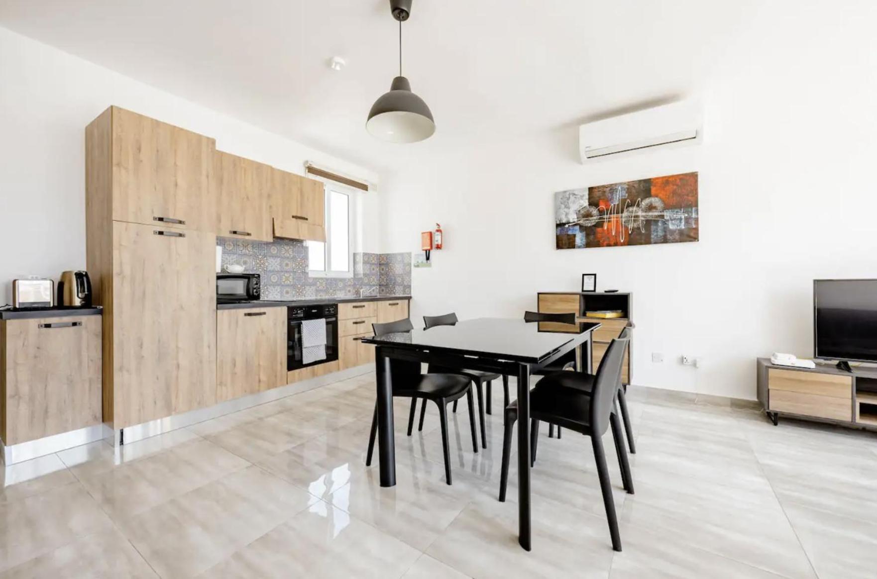 F12 Room 1, Private Room Two Single Beds Shared Bathroom In Shared Flat Msida Exterior foto