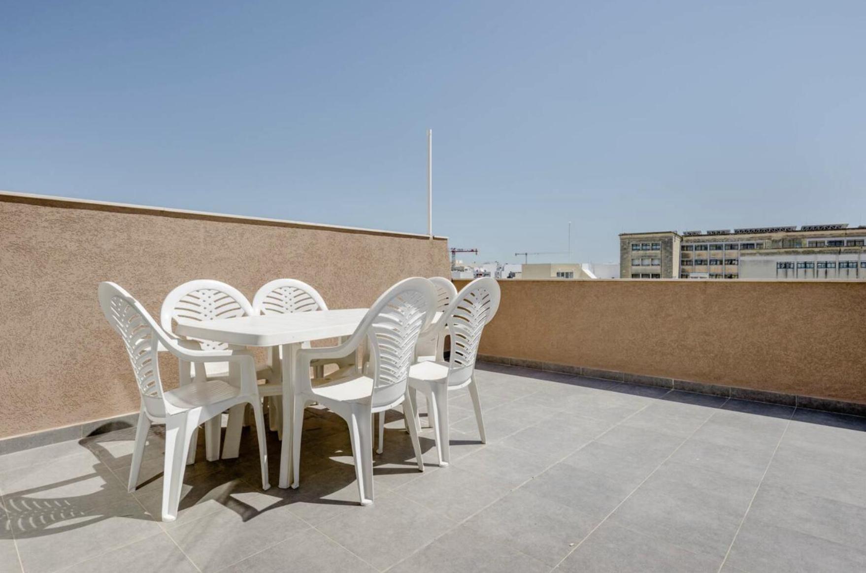 F12 Room 1, Private Room Two Single Beds Shared Bathroom In Shared Flat Msida Exterior foto